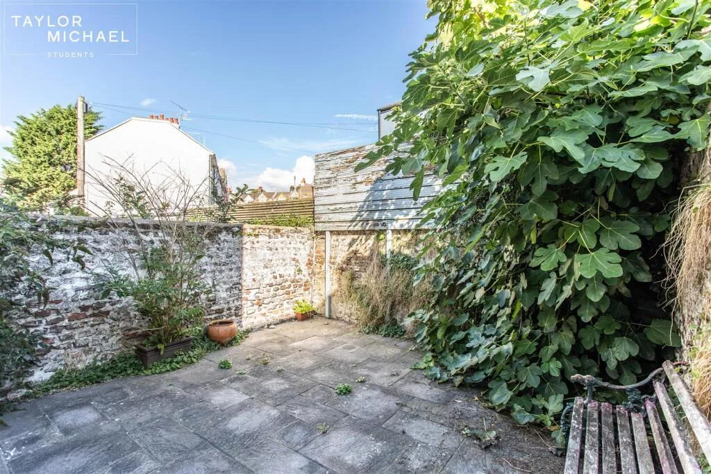 5 bedroom terraced house for rent