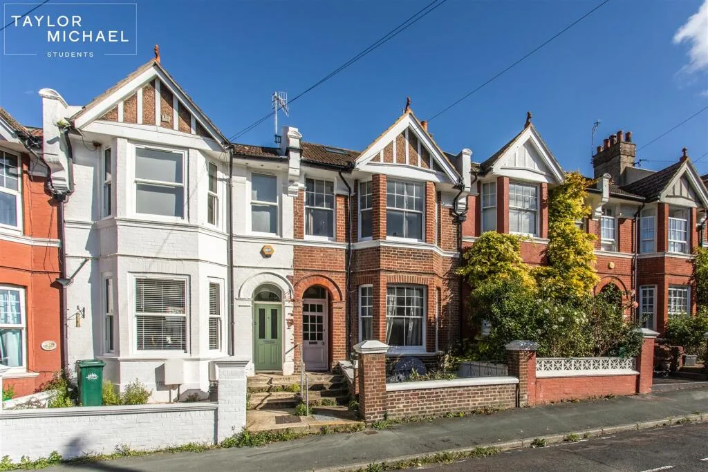 5 bedroom terraced house for rent