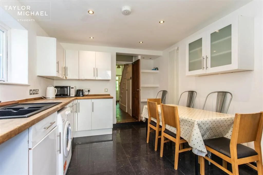 5 bedroom terraced house for rent