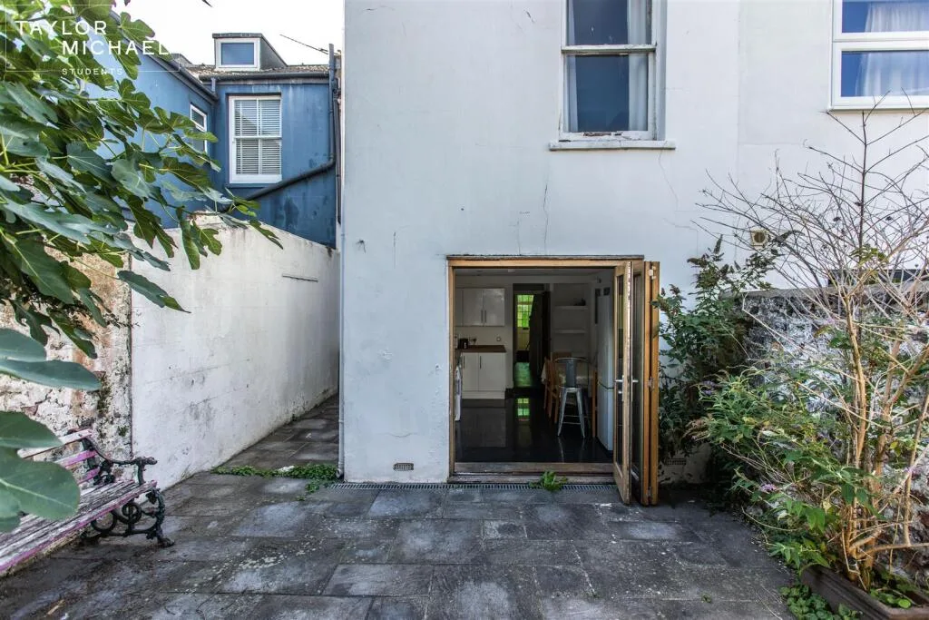 5 bedroom terraced house for rent