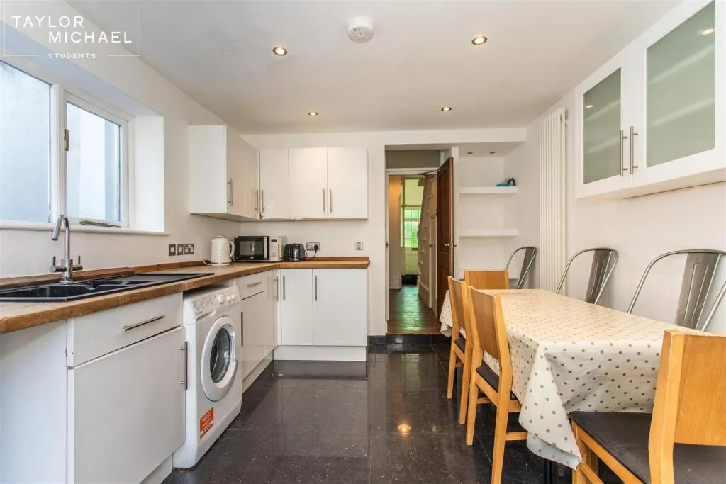 5 bedroom terraced house for rent