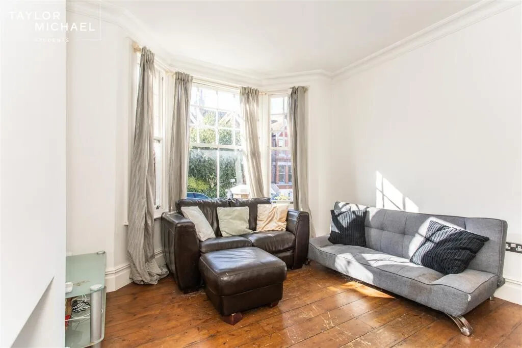5 bedroom terraced house for rent
