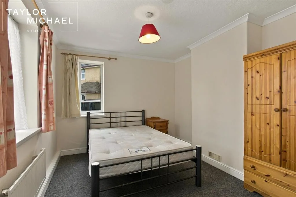 6 bedroom semi-detached house for rent