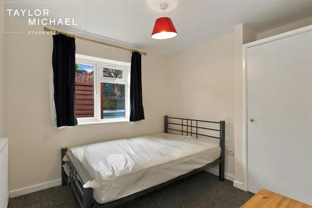 6 bedroom semi-detached house for rent