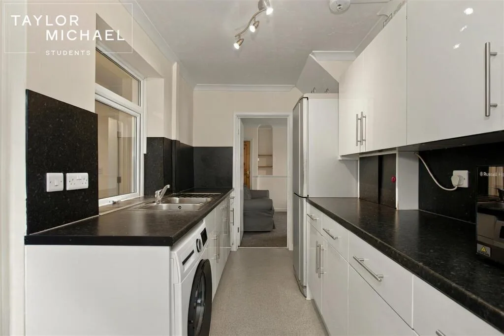 6 bedroom semi-detached house for rent