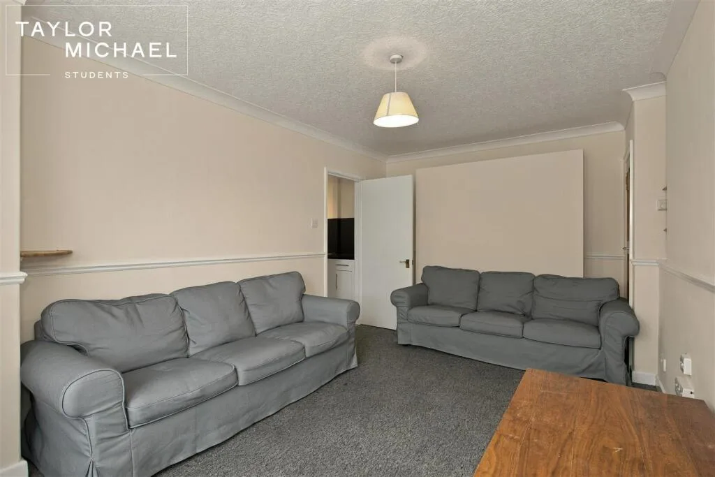 6 bedroom semi-detached house for rent