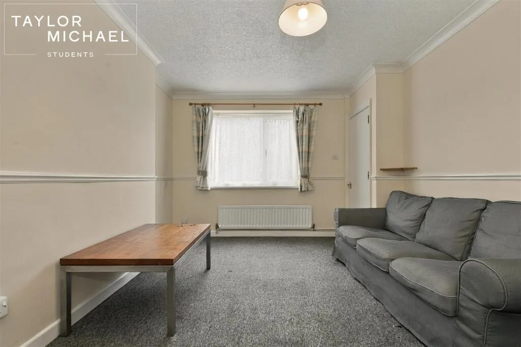 6 bedroom semi-detached house for rent