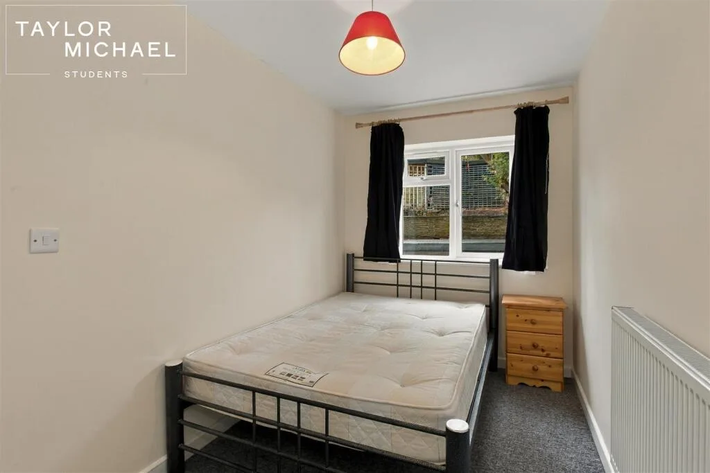 6 bedroom semi-detached house for rent