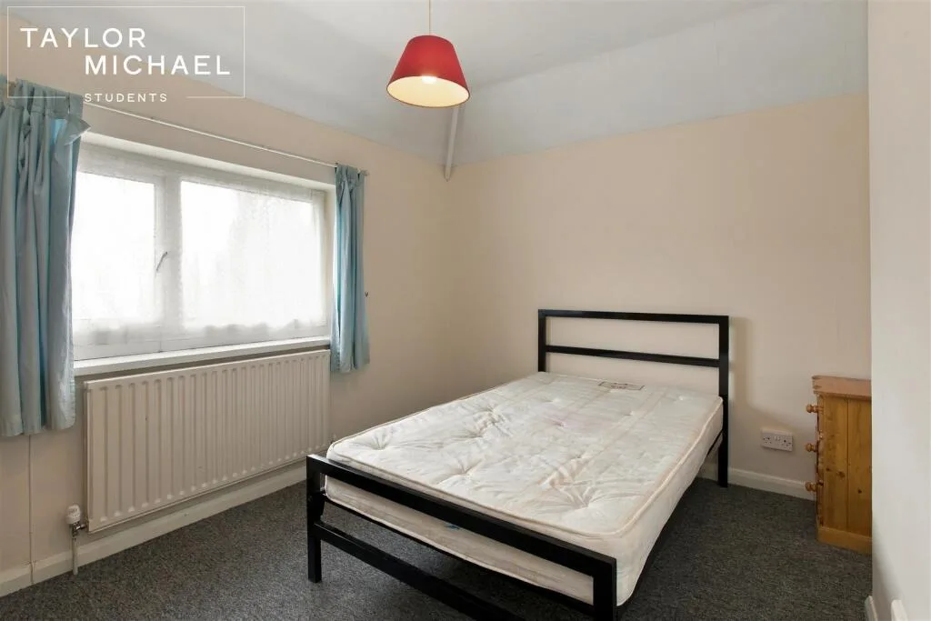 6 bedroom semi-detached house for rent