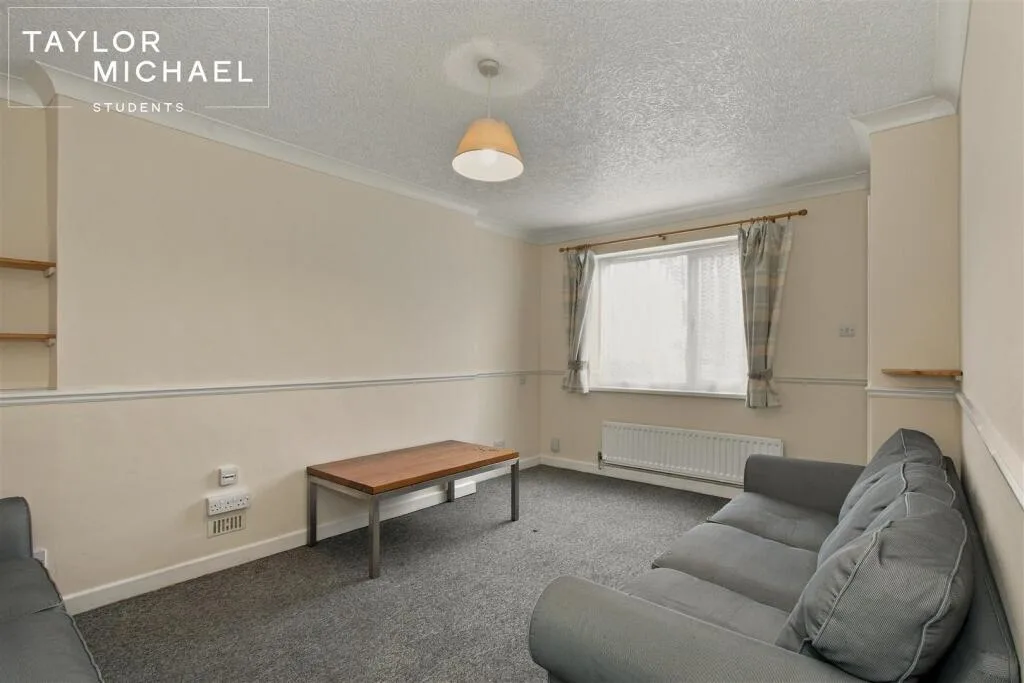 6 bedroom semi-detached house for rent