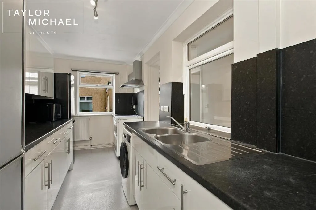 6 bedroom semi-detached house for rent