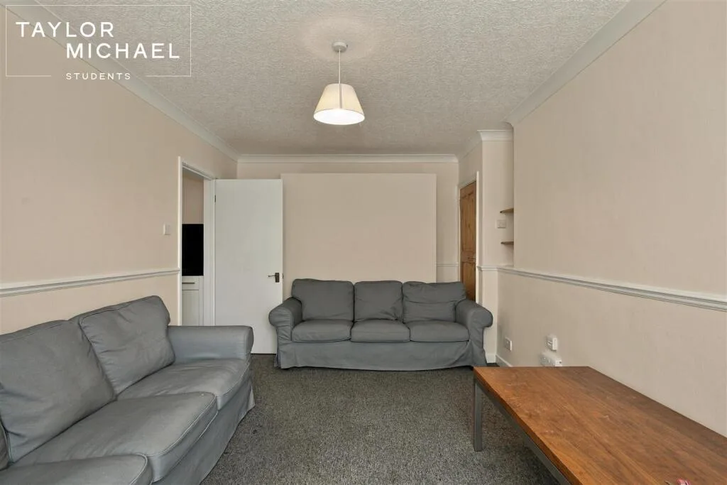 6 bedroom semi-detached house for rent