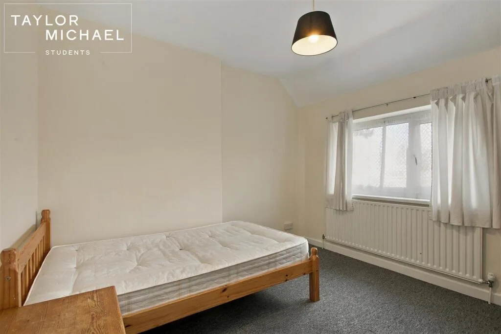 6 bedroom semi-detached house for rent