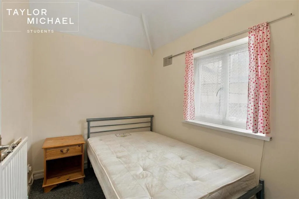 6 bedroom semi-detached house for rent