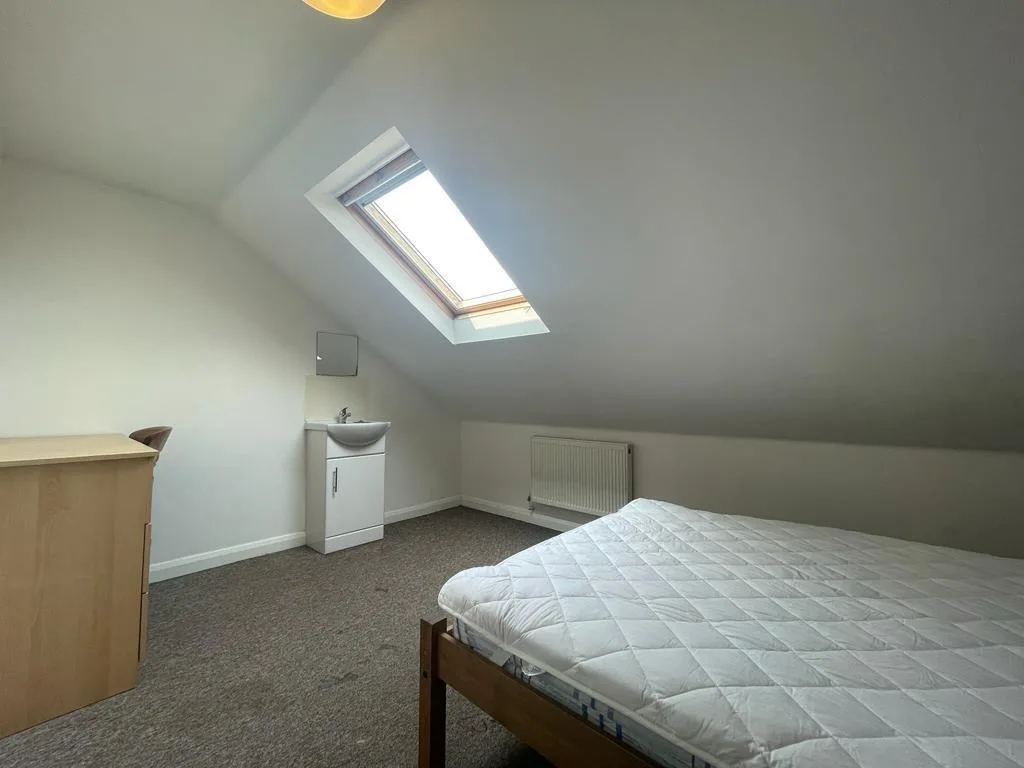 5 bedroom semi-detached house for rent