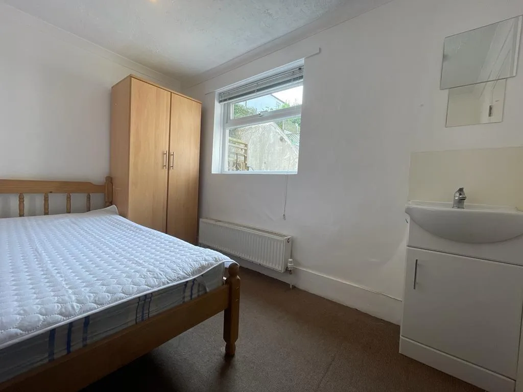 5 bedroom semi-detached house for rent