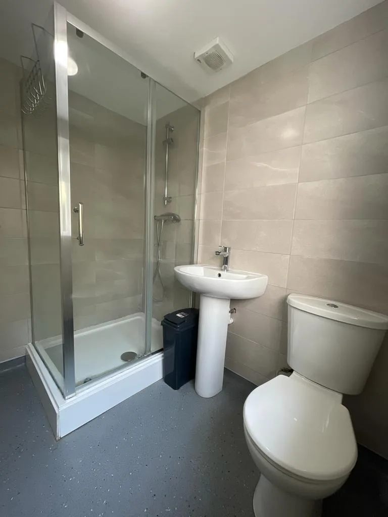 5 bedroom semi-detached house for rent
