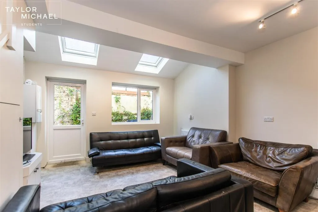 6 bedroom terraced house for rent