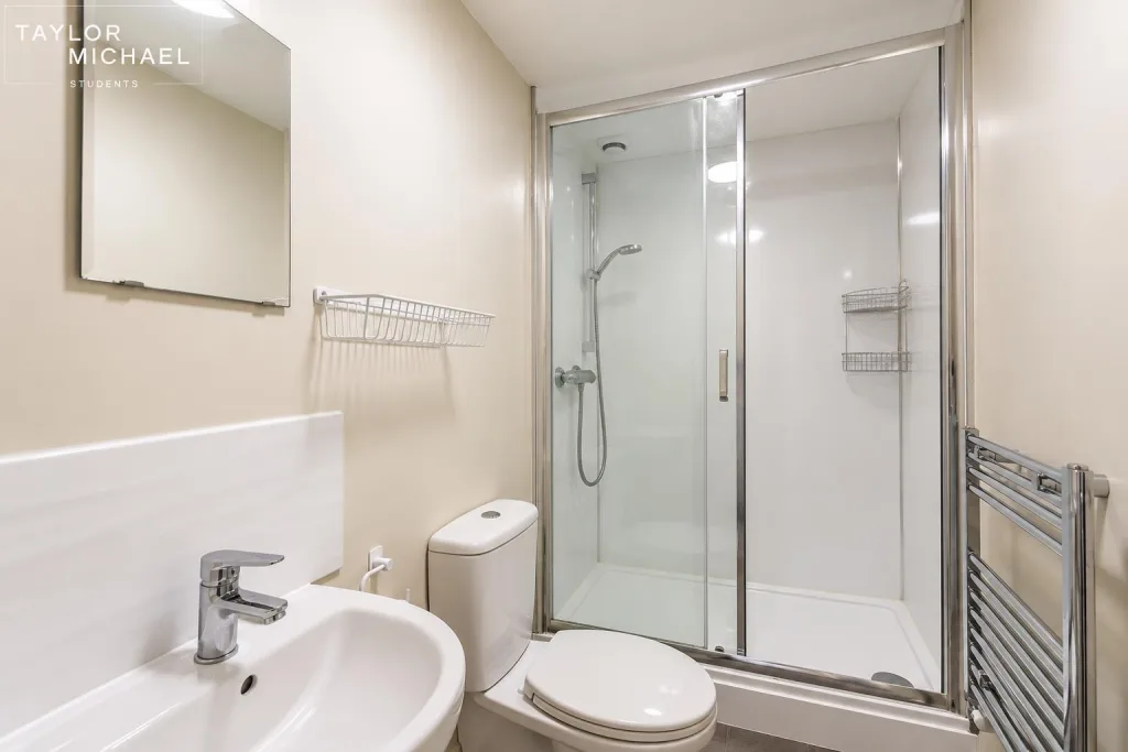 6 bedroom terraced house for rent
