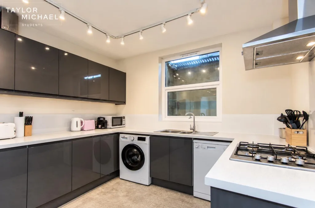 6 bedroom terraced house for rent