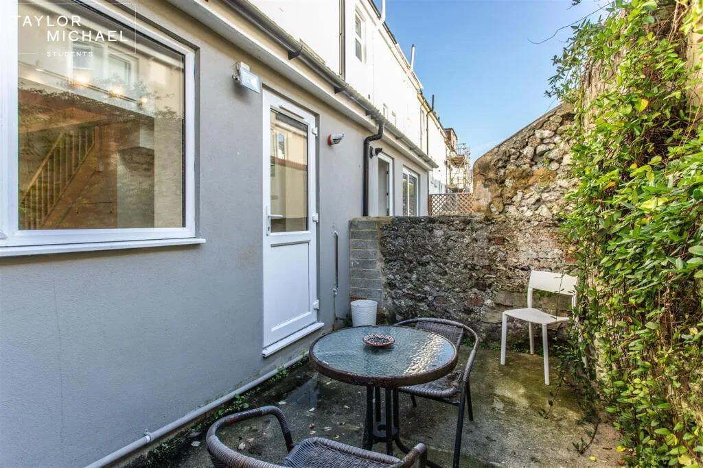 6 bedroom terraced house for rent