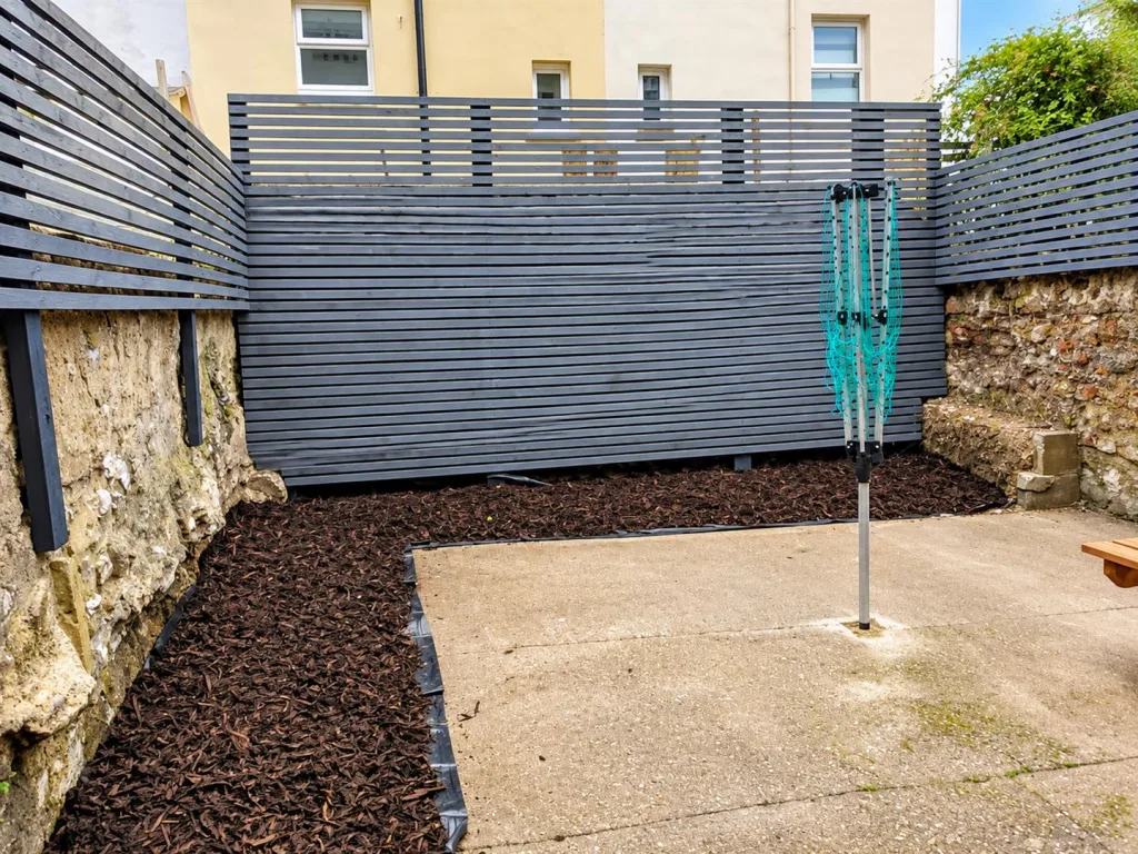 6 bedroom terraced house for rent