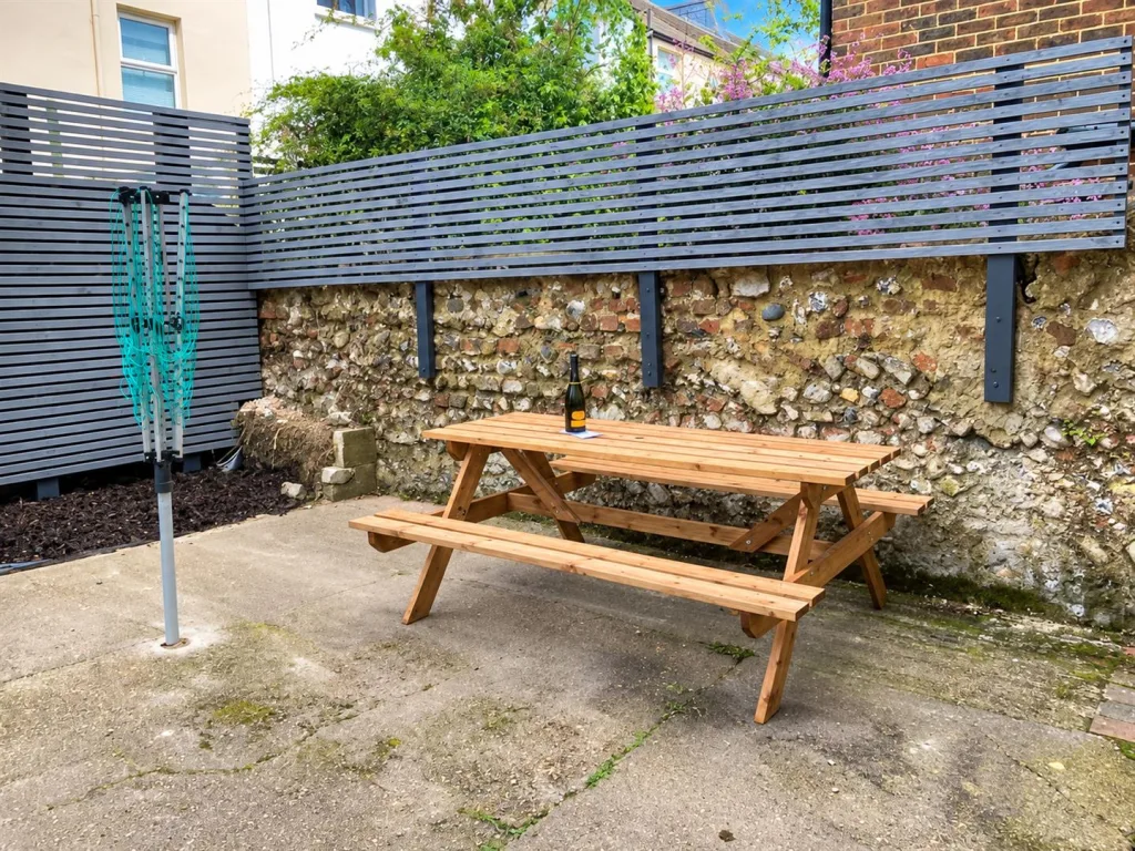 6 bedroom terraced house for rent