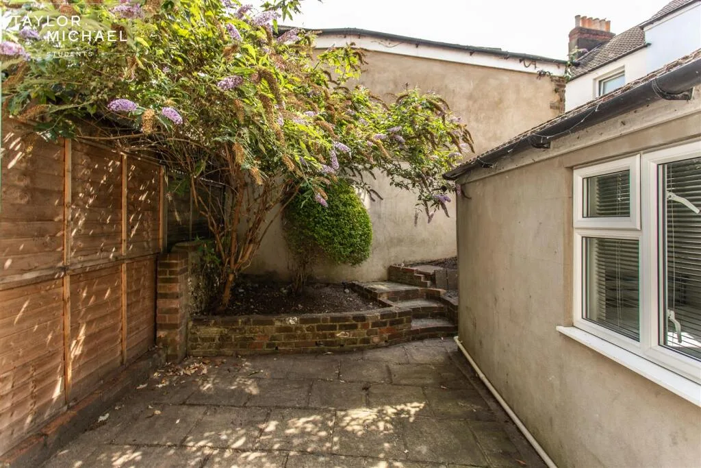 7 bedroom terraced house for rent