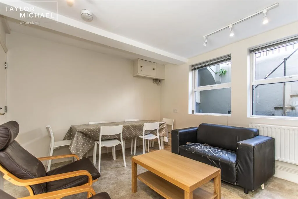 7 bedroom terraced house for rent