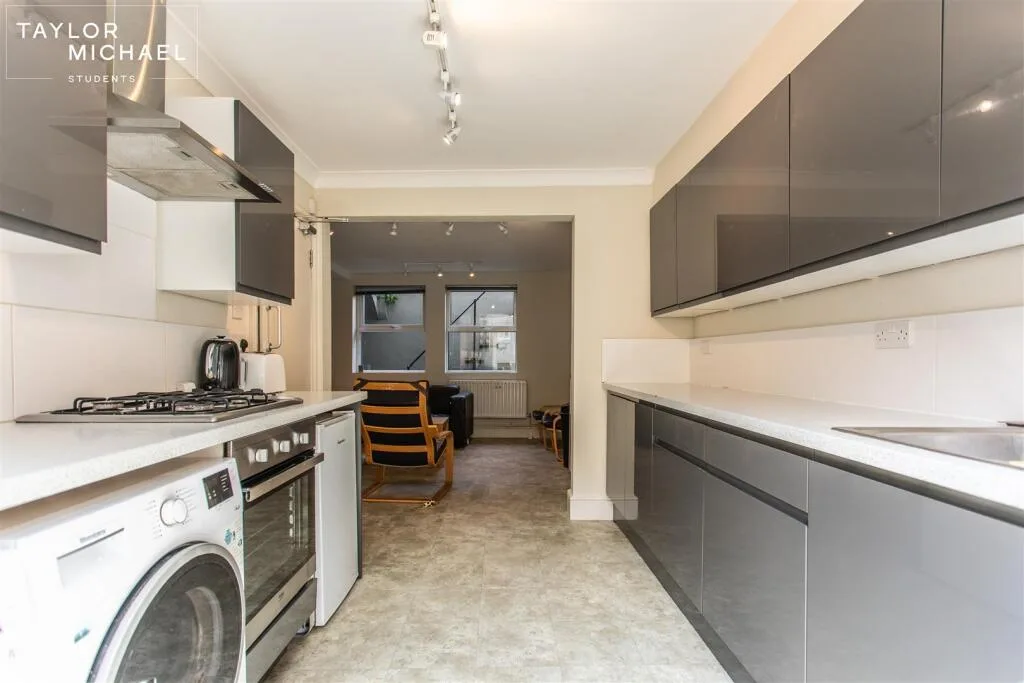 7 bedroom terraced house for rent