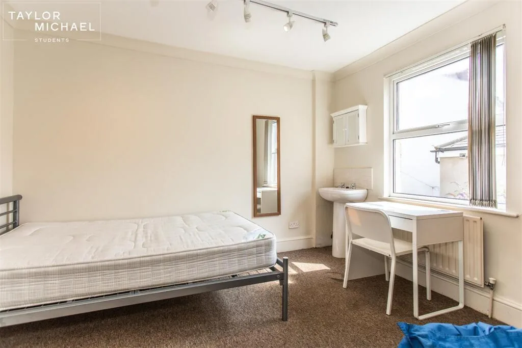7 bedroom terraced house for rent