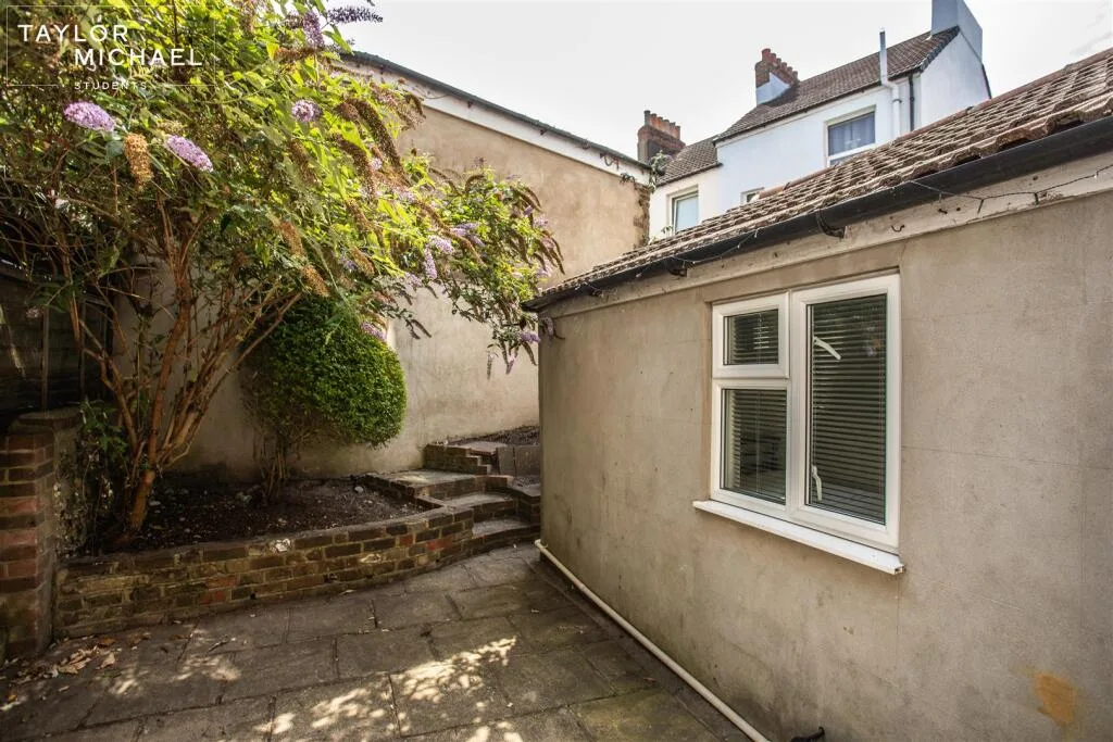 7 bedroom terraced house for rent