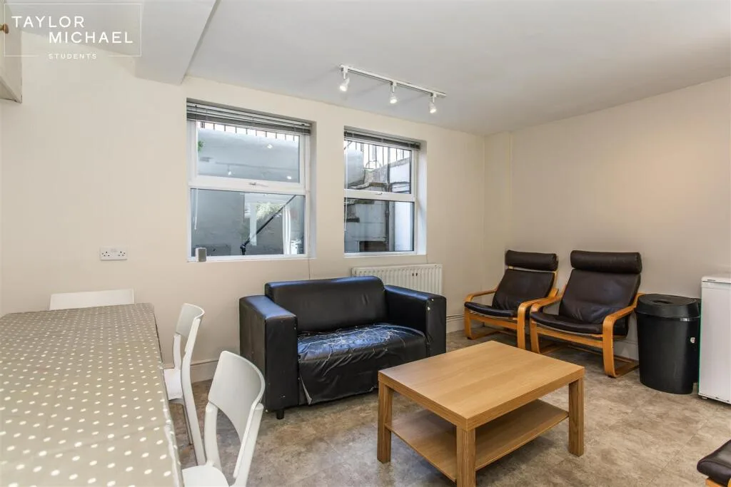 7 bedroom terraced house for rent