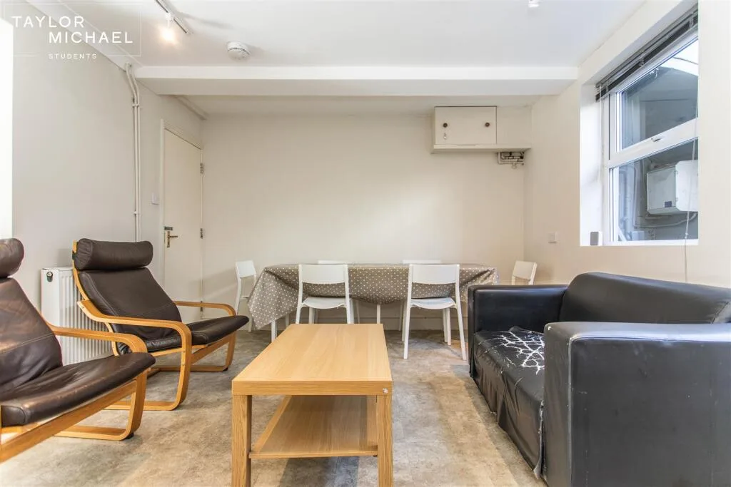 7 bedroom terraced house for rent