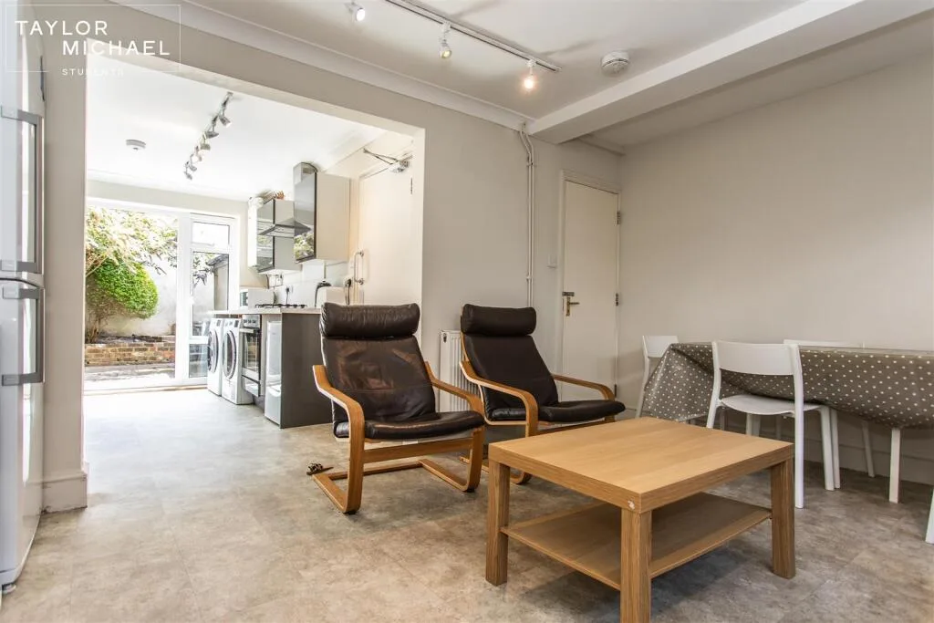7 bedroom terraced house for rent