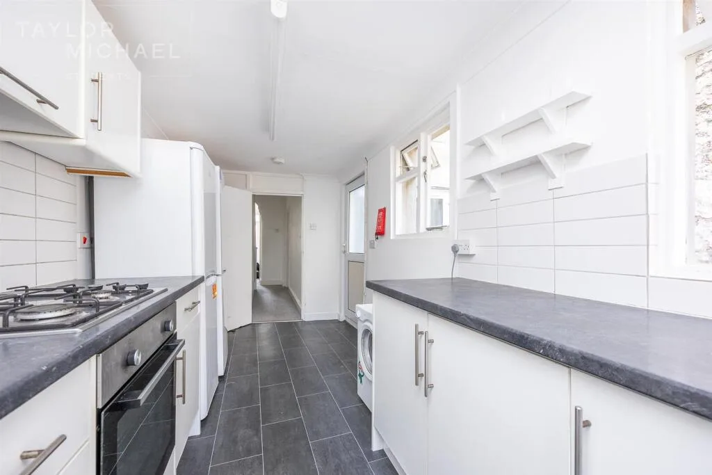 6 bedroom terraced house for rent