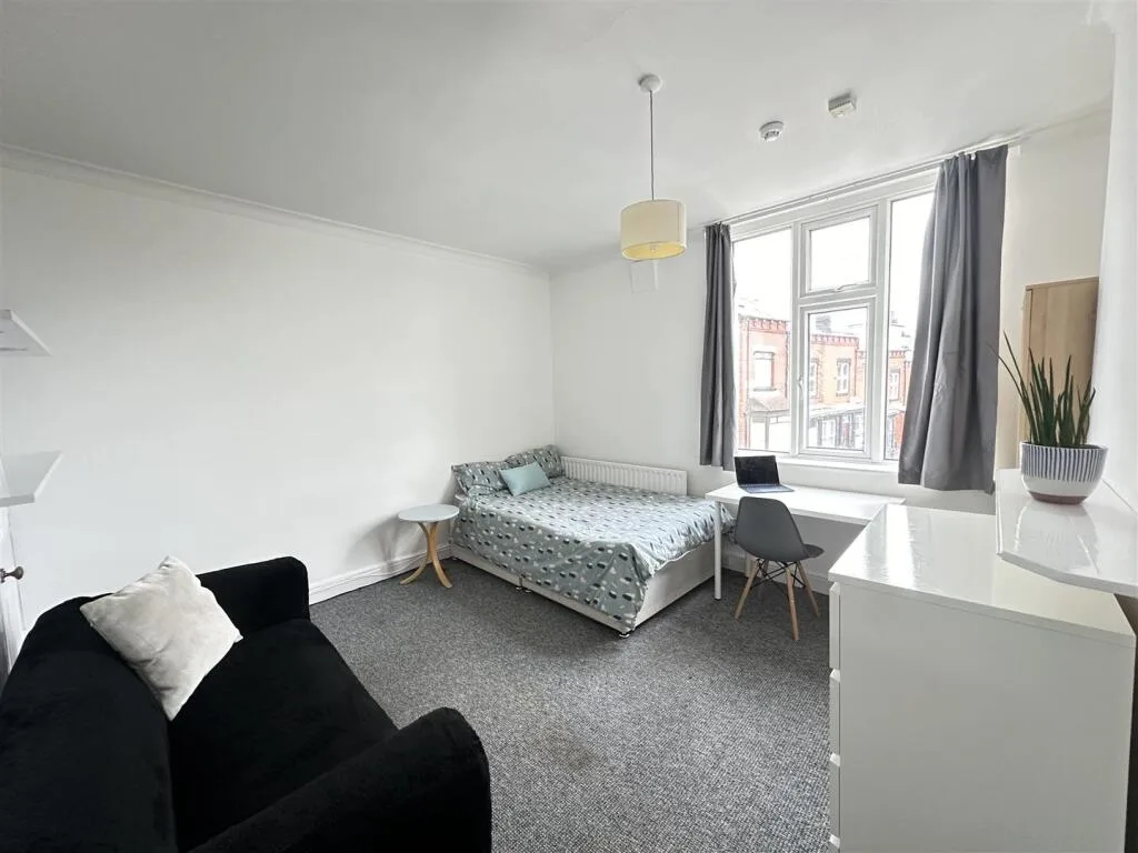 5 bedroom terraced house for rent