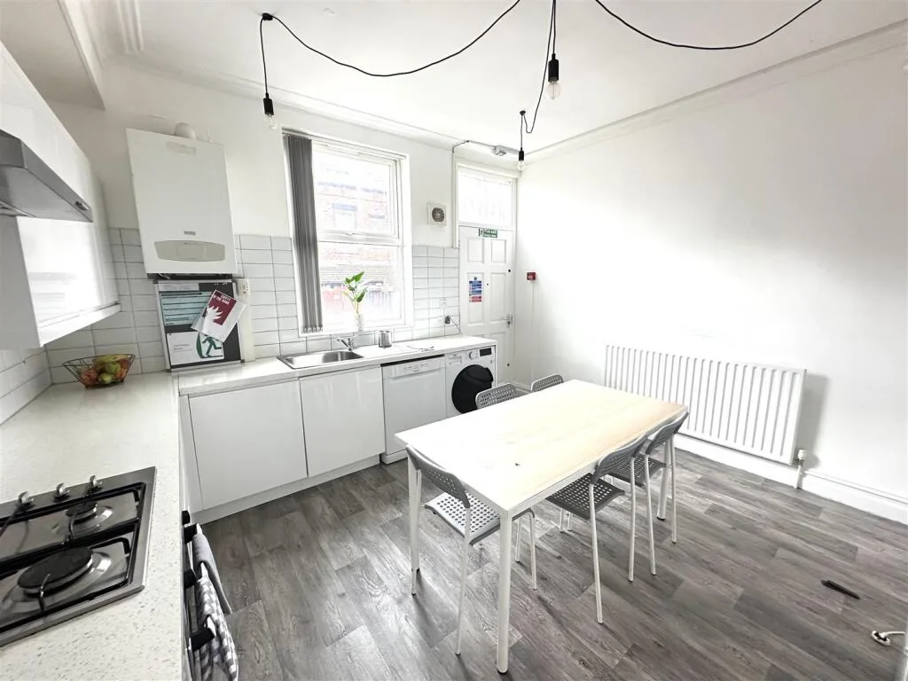 5 bedroom terraced house for rent
