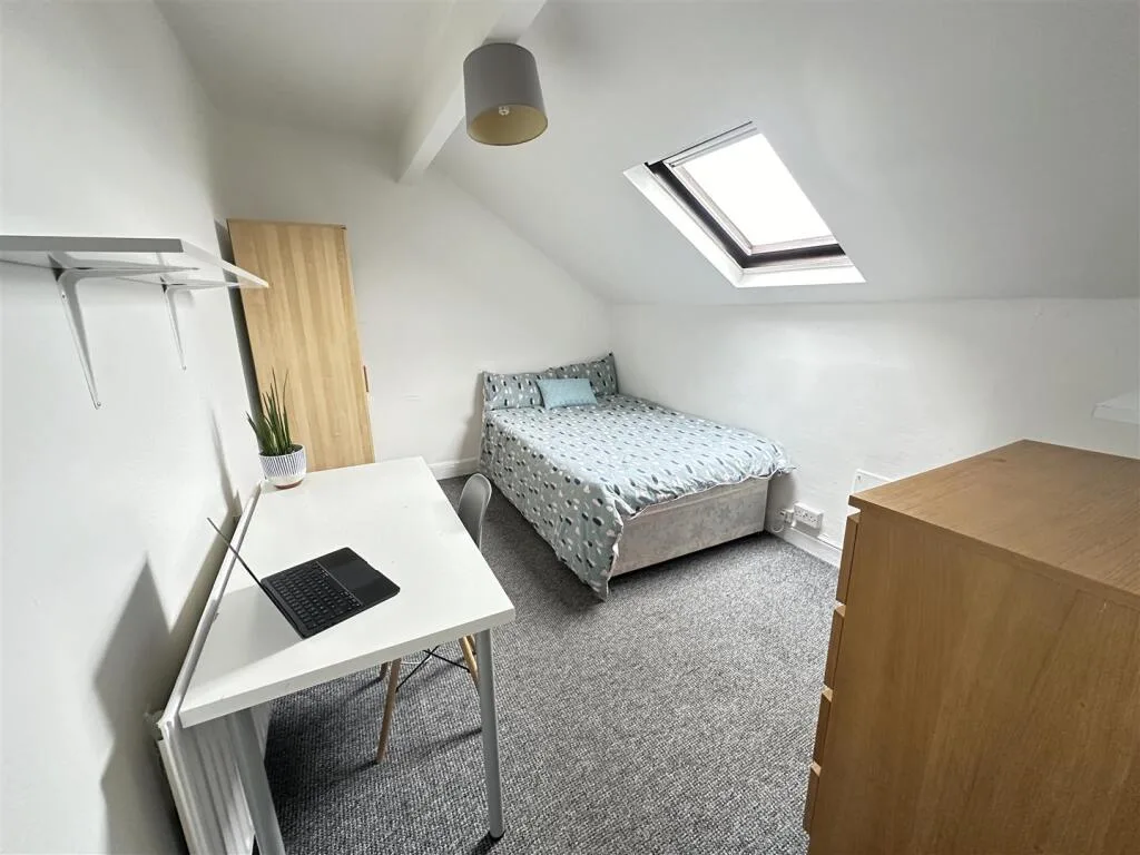 5 bedroom terraced house for rent