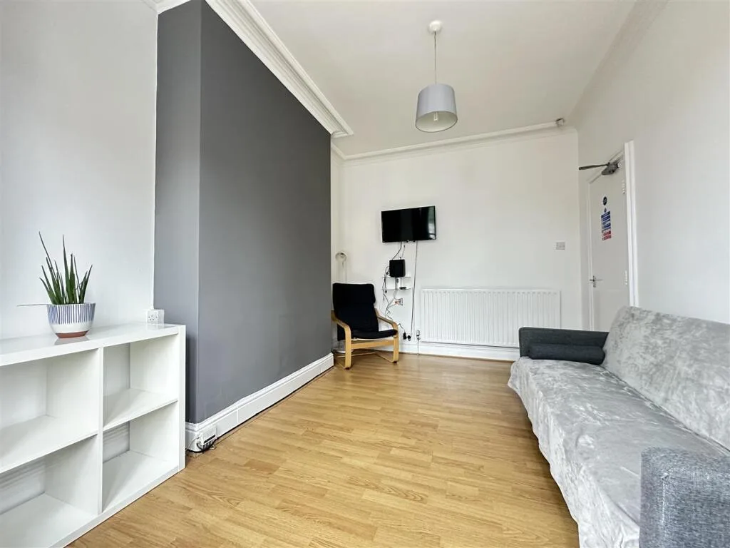 5 bedroom terraced house for rent