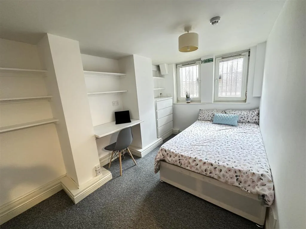 5 bedroom terraced house for rent