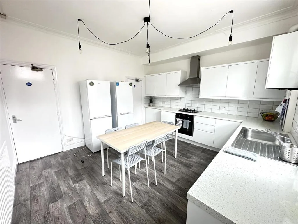 5 bedroom terraced house for rent