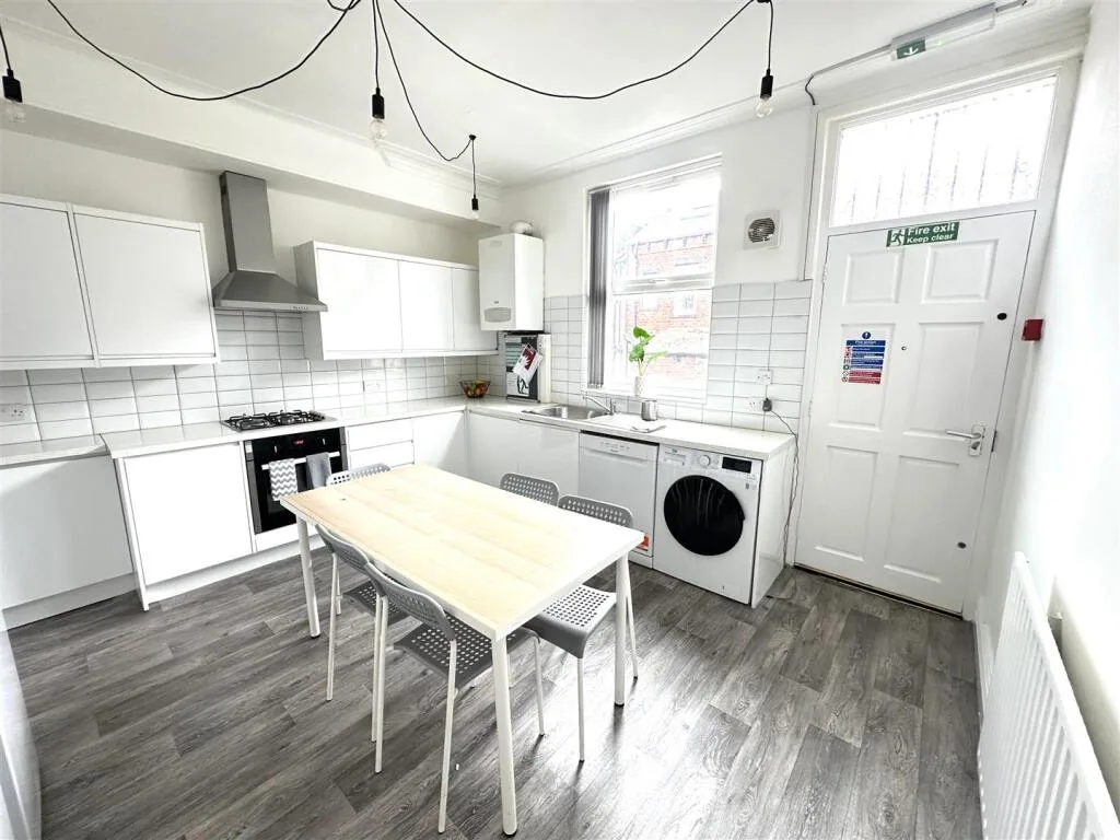 5 bedroom terraced house for rent