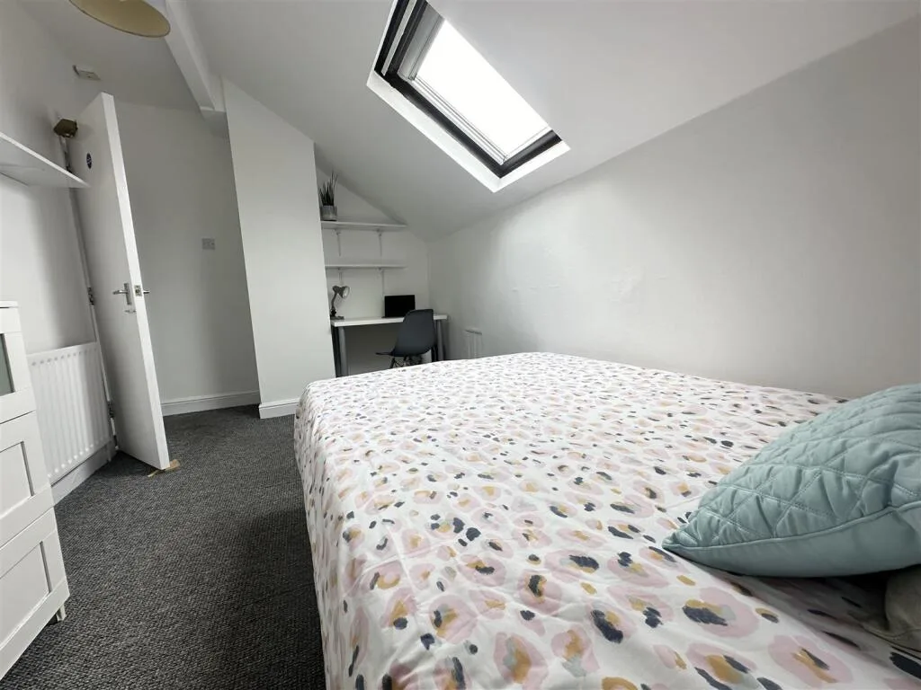 5 bedroom terraced house for rent