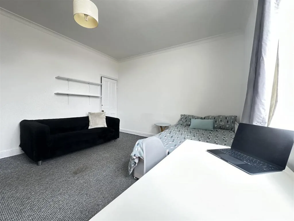 5 bedroom terraced house for rent