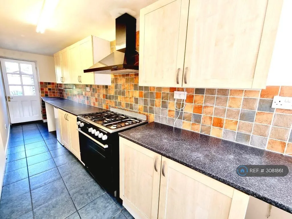 6 bedroom semi-detached house for rent