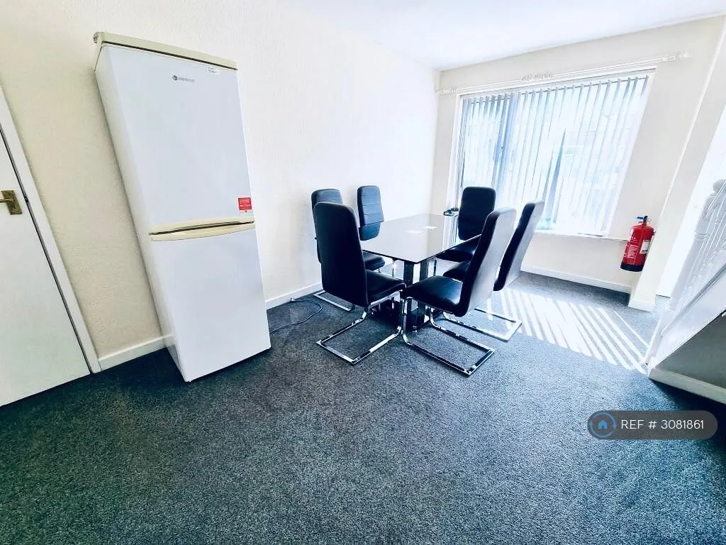 6 bedroom semi-detached house for rent