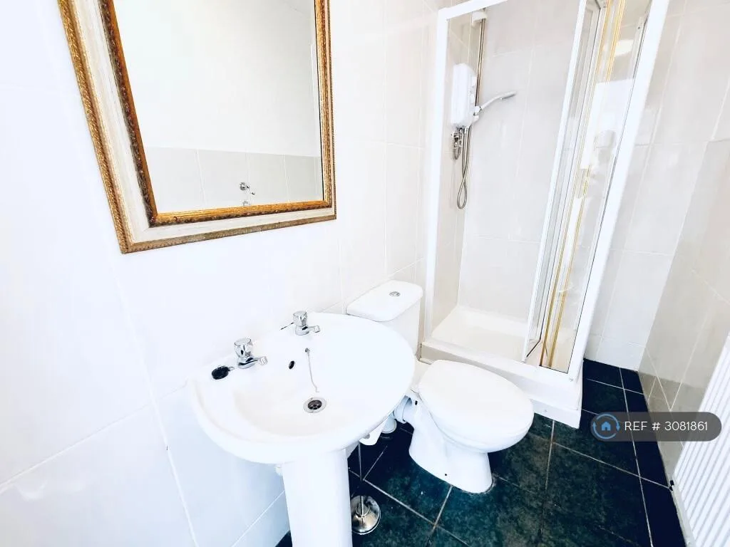 6 bedroom semi-detached house for rent