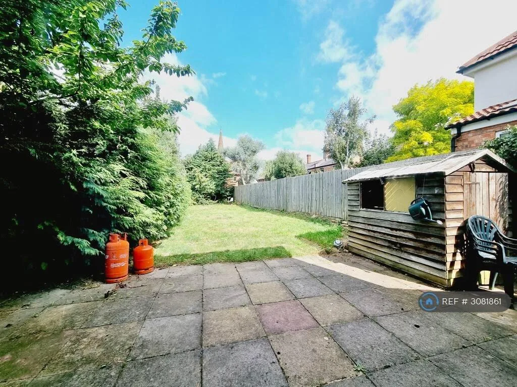 6 bedroom semi-detached house for rent