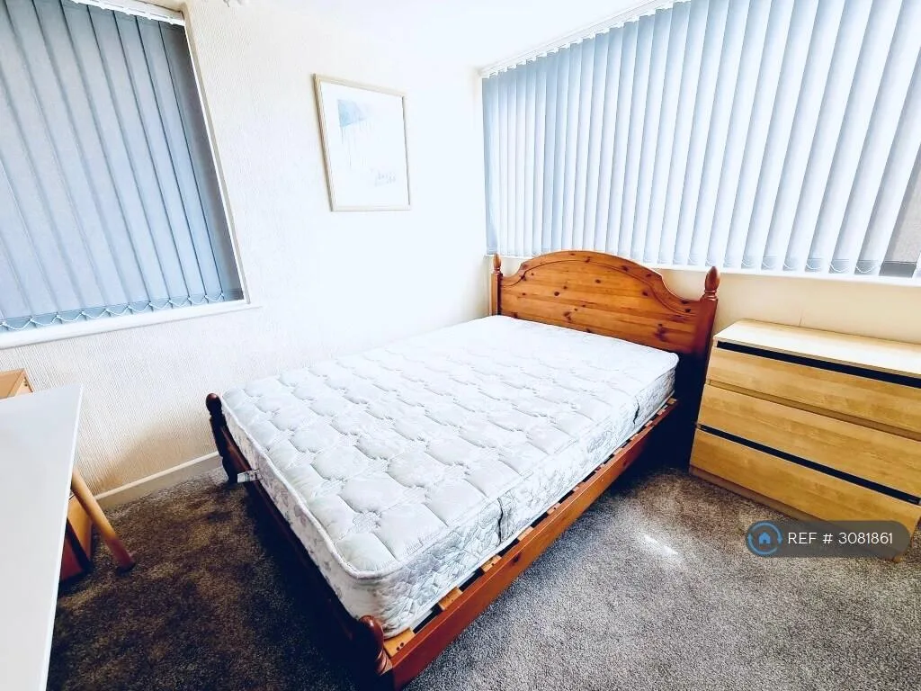 6 bedroom semi-detached house for rent